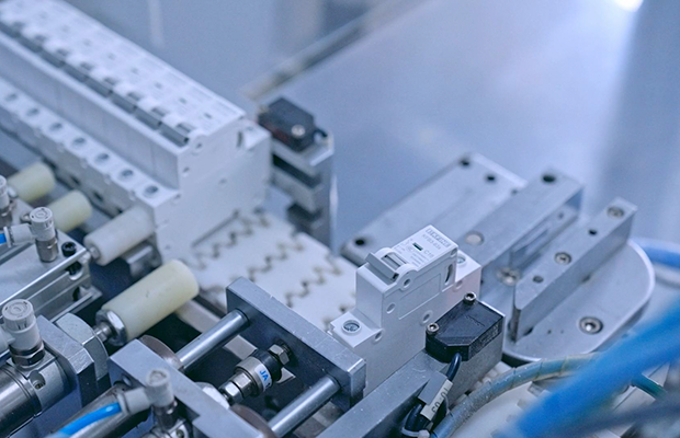 “軌道交通”專(zhuān)用斷路器：如何應(yīng)對(duì)振動(dòng)與諧波挑戰(zhàn)？